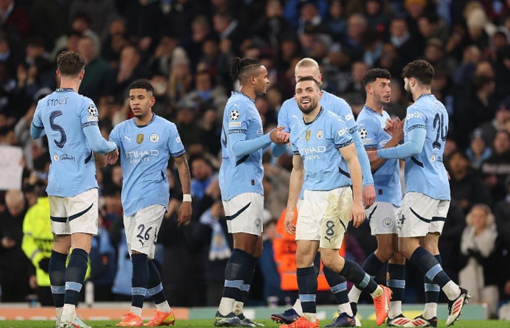 关于曼城大胜对手，提前锁定小组头名的信息